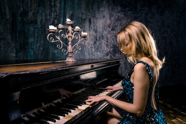 Donna con pianoforte