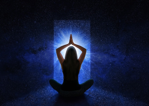Donna con posa yoga davanti all'universo