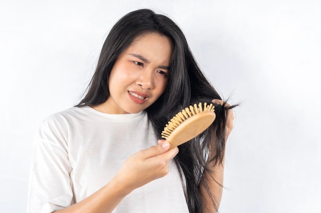 Donna con problemi di perdita di capelli su sfondo bianco