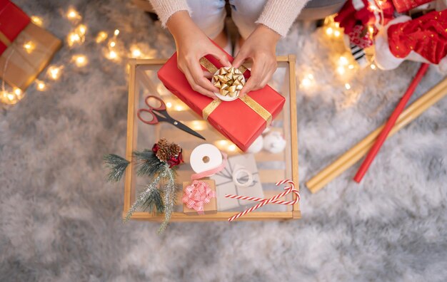 Donna con regalo e regalo per la festa di Natale e Capodanno a casa.