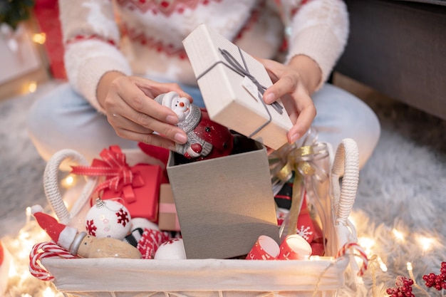 Donna con regalo e regalo per la festa di Natale e Capodanno a casa.