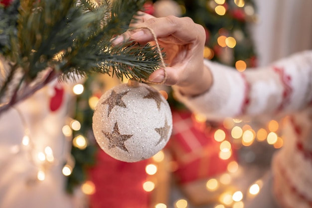 Donna con regalo e regalo per la festa di Natale e Capodanno a casa.