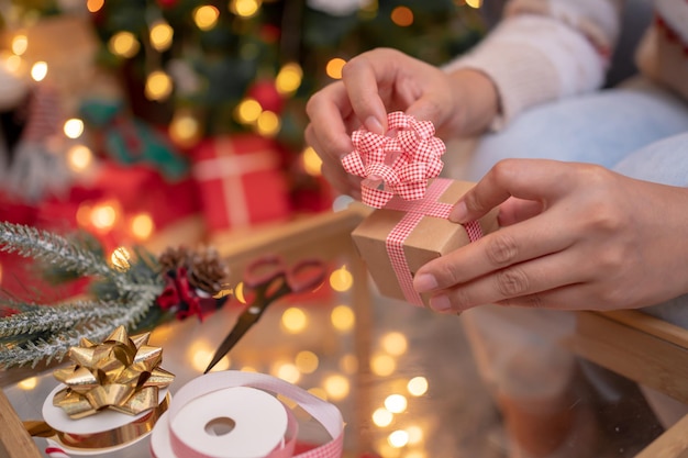 Donna con regalo e regalo per la festa di Natale e Capodanno a casa.