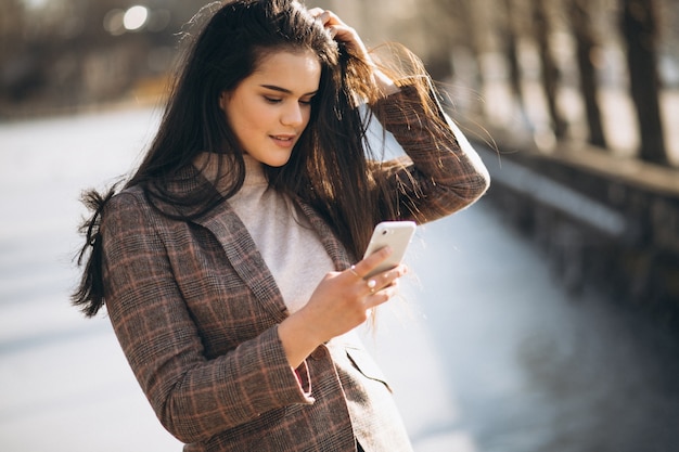 Donna con ritratto di telefono