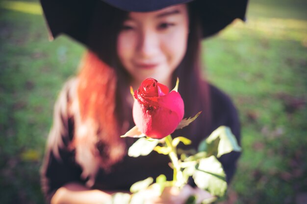 Donna con rosa rossa