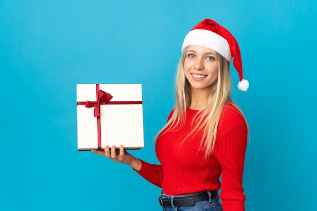 donna con scatola regalo azienda cappello santa