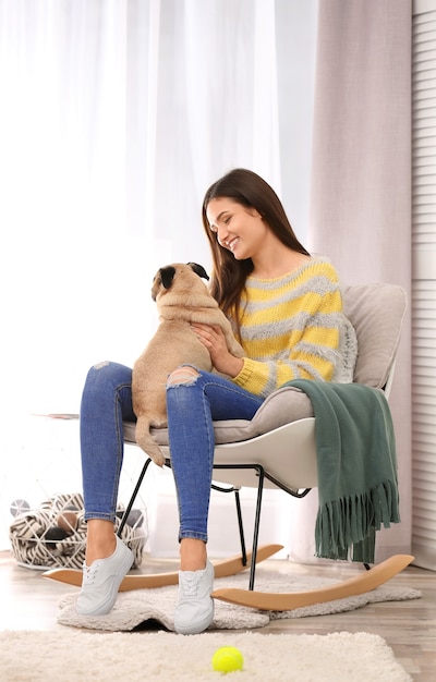 Donna con simpatico cane a casa. Amicizia tra animale domestico e proprietario