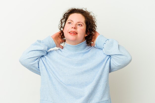 Donna con sindrome di Down isolato allungando le braccia, posizione rilassata.