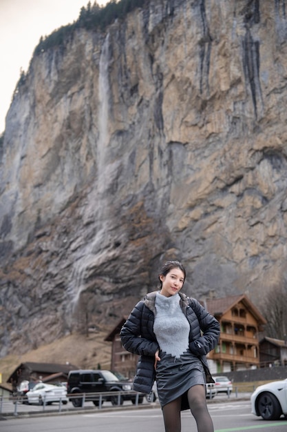 Donna con Staubbach Falls Kirche natura durante l'inverno a Lauterbrunnen in Svizzera