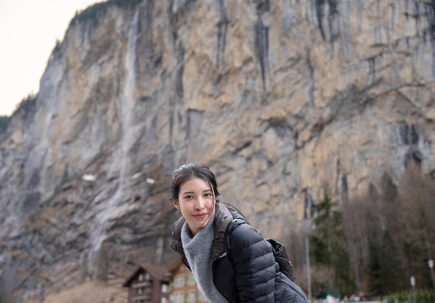 Donna con Staubbach Falls Kirche natura durante l'inverno a Lauterbrunnen in Svizzera