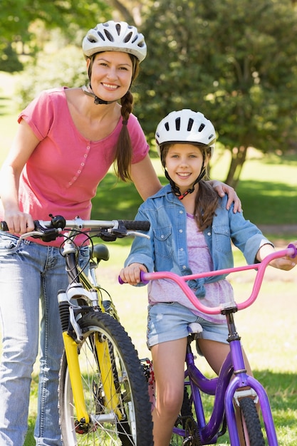 Donna con sua figlia in sella a biciclette