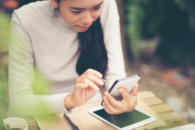 Donna con successo l&#39;attività di esportazione o vendite online nel concetto di sme