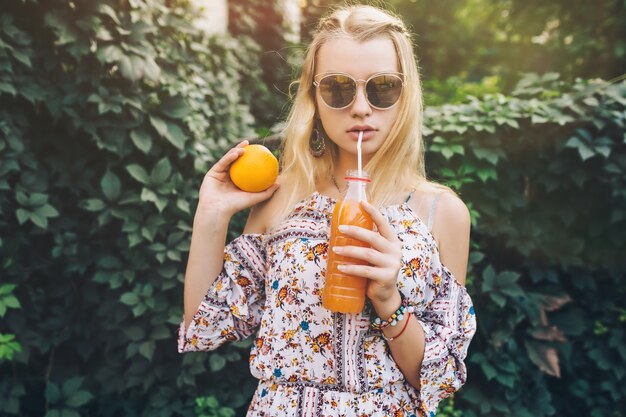 Donna con succo di bush