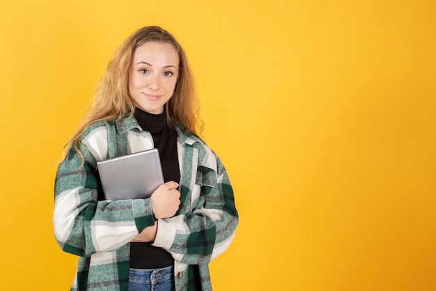 Donna con tablet sotto il braccio, lavoratore digitale