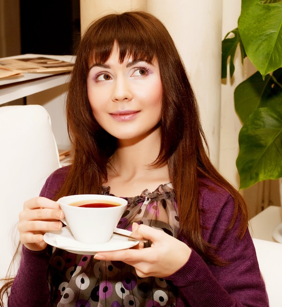 Donna con tè