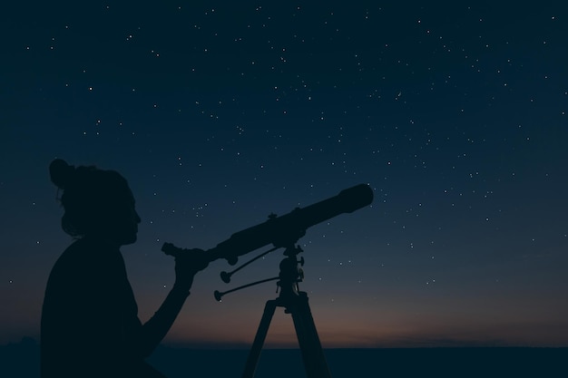 Donna con telescopio astronomico. Costellazioni notte stellata, Orsa maggiore, Leone minore, Leone, Draco Botes, Canes Venatici, Coma Berenices