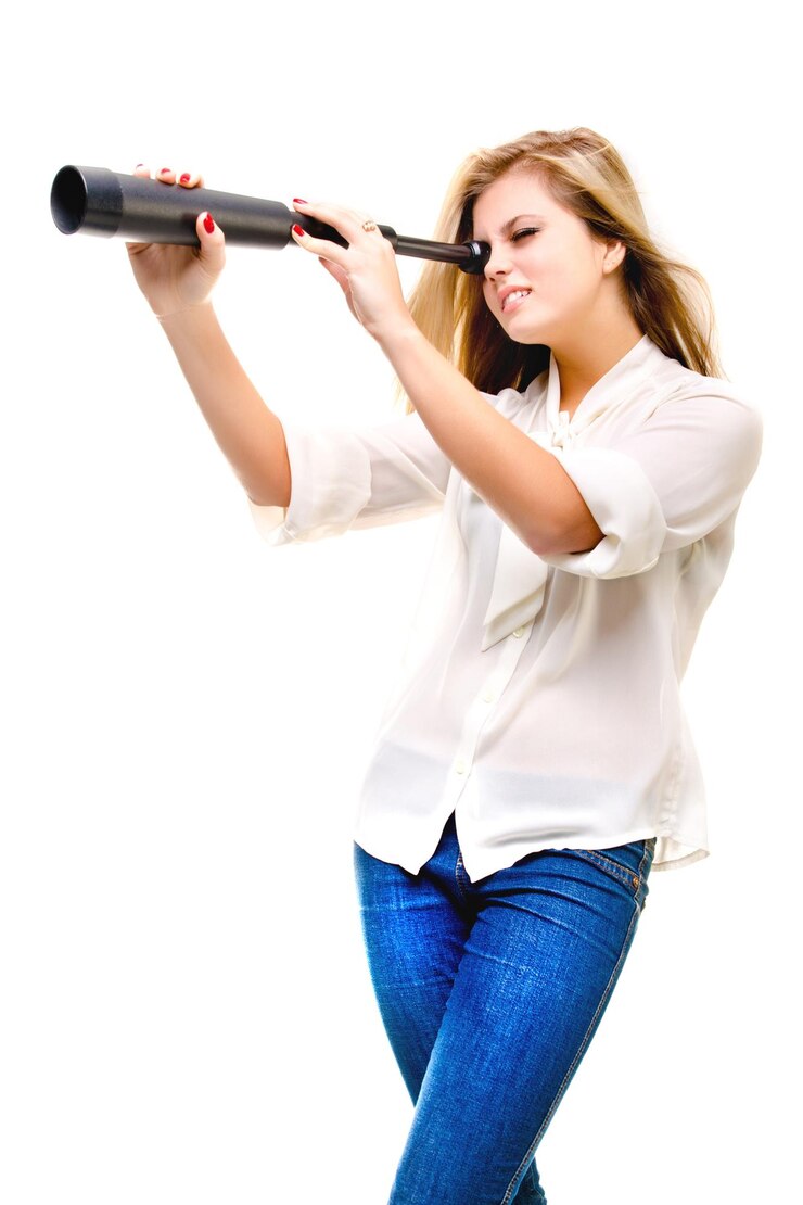 Donna con telescopio isolato su sfondo bianco