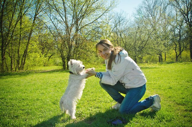 Donna con terrier