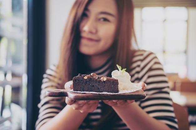 Donna con torta al cioccolato