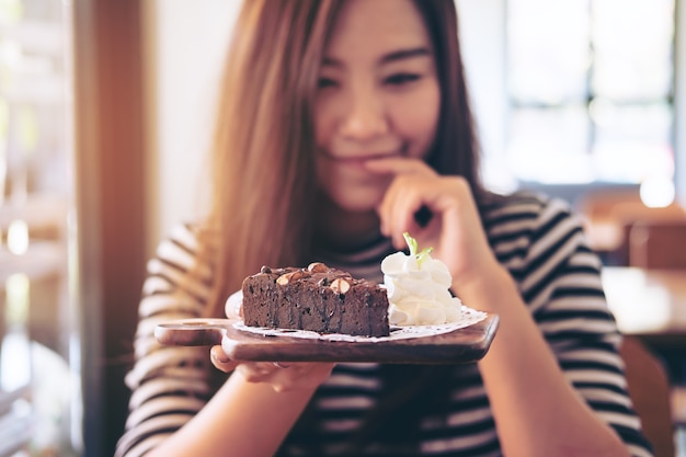 Donna con torta al cioccolato