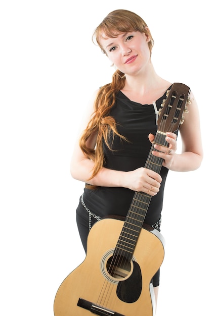 Donna con treccia lunga e chitarra su sfondo bianco