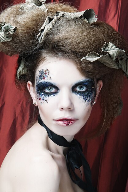 Donna con trucco creativo. Tema di Halloween.