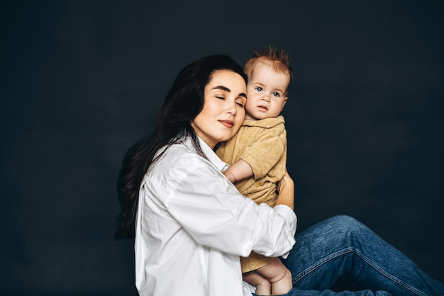 Donna con un bambino in braccio