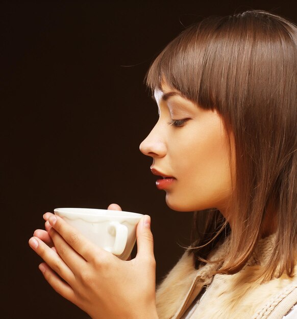 Donna con un caffè aromatico