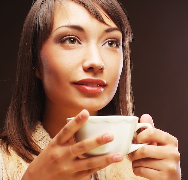 Donna con un caffè aromatico