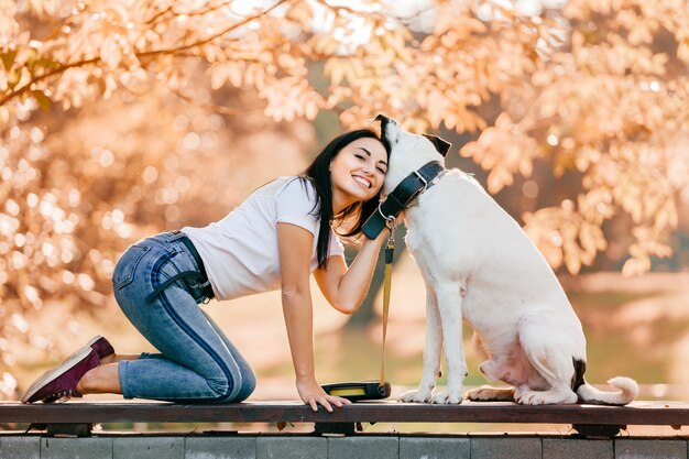 Donna con un cane in posa in un parco