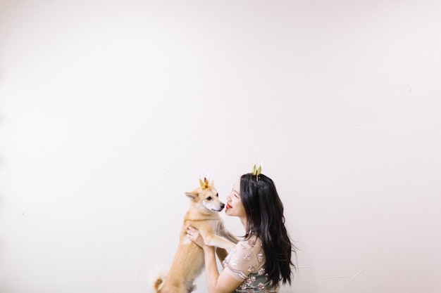 Donna con un cane su sfondo bianco