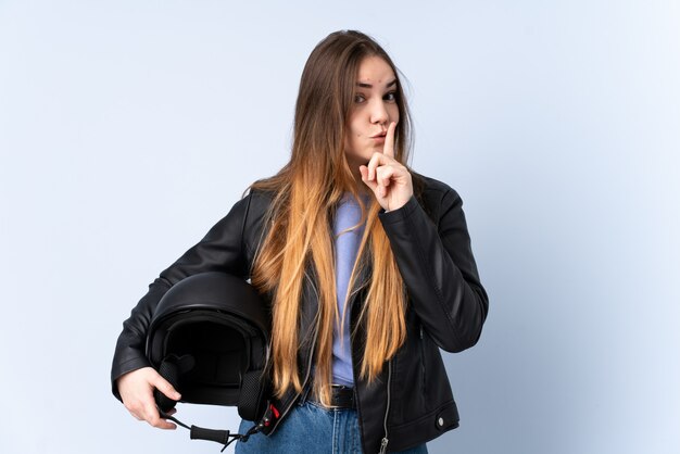 Donna con un casco da motociclista che fa gesto di silenzio