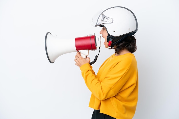 Donna con un casco da motociclista che grida attraverso un megafono