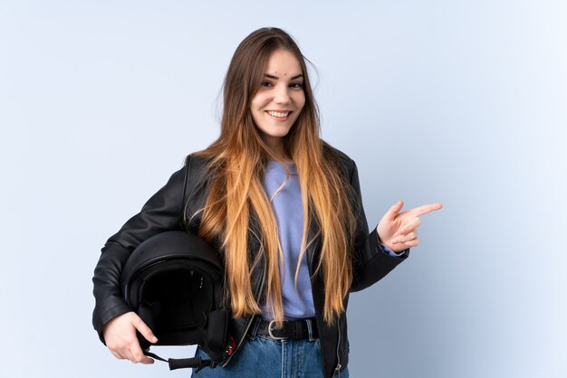 Donna con un casco da motociclista che punta il dito verso il lato