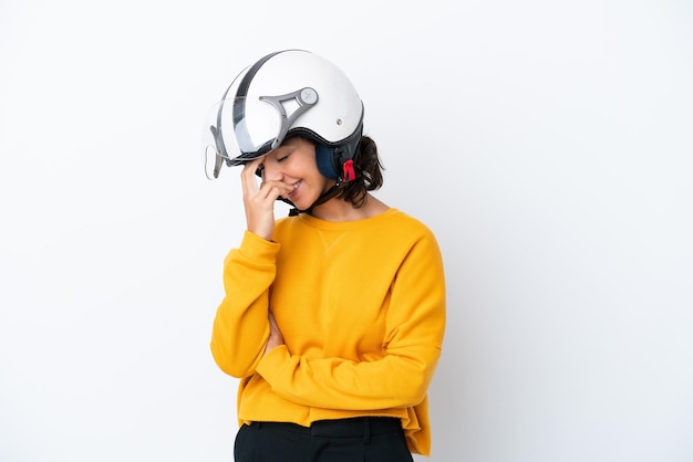 Donna con un casco da motociclista che ride