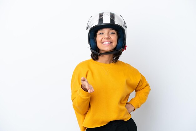 Donna con un casco da motociclista che stringe la mano per aver chiuso un buon affare