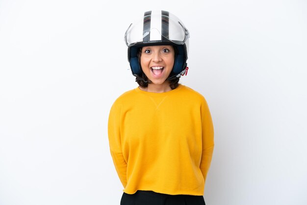Donna con un casco da motociclista con espressione facciale a sorpresa