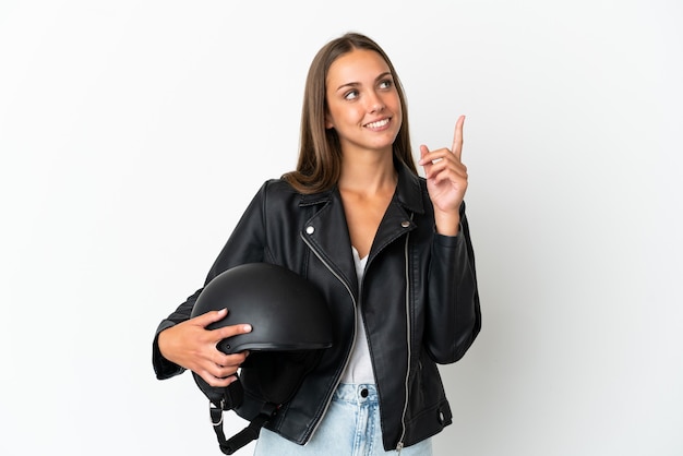 Donna con un casco da motociclista su sfondo bianco isolato che indica una grande idea