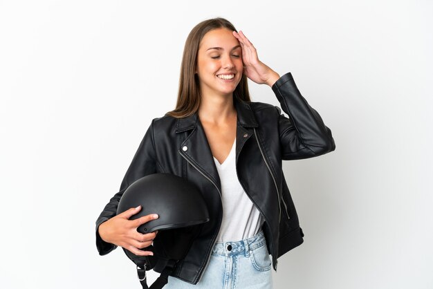 Donna con un casco da motociclista su sfondo bianco isolato sorridente molto