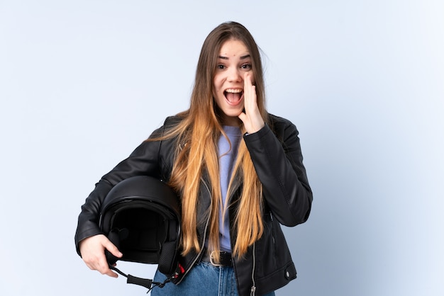 Donna con un casco del motociclo che grida con la bocca spalancata