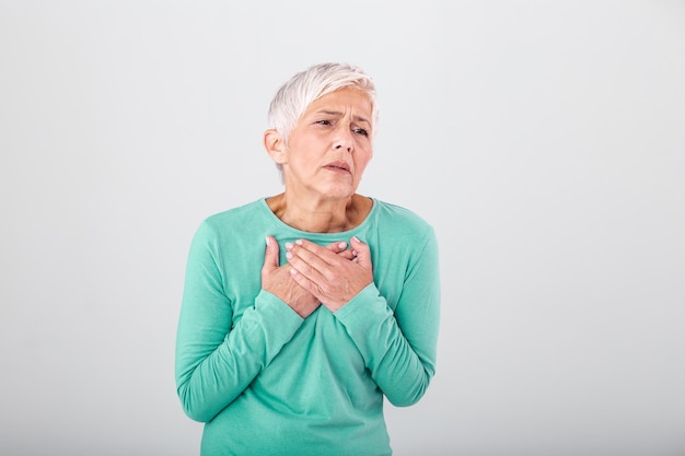 Donna con un dolore nella zona del cuore attacco cardiaco doloroso toracico assistenza sanitaria concetto medico ad alta risoluzione donna con attacco di cuore a casa