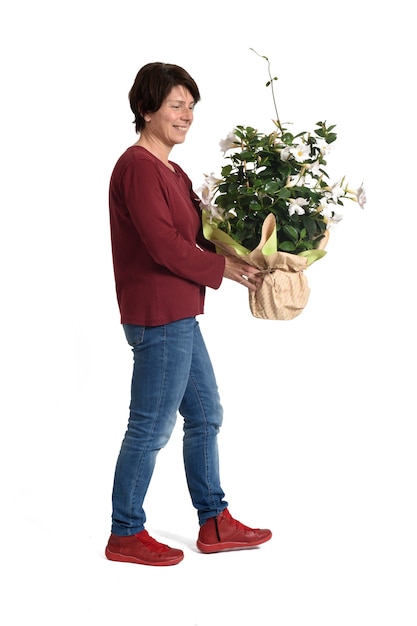 Donna con un mazzo di fiori che cammina sul bianco