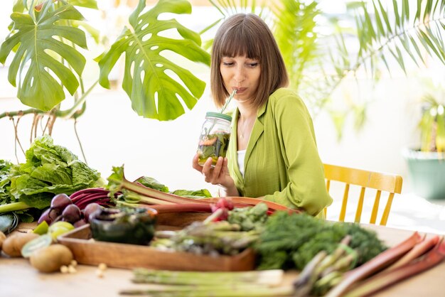 Donna con un sacco di ingredienti alimentari freschi all'interno