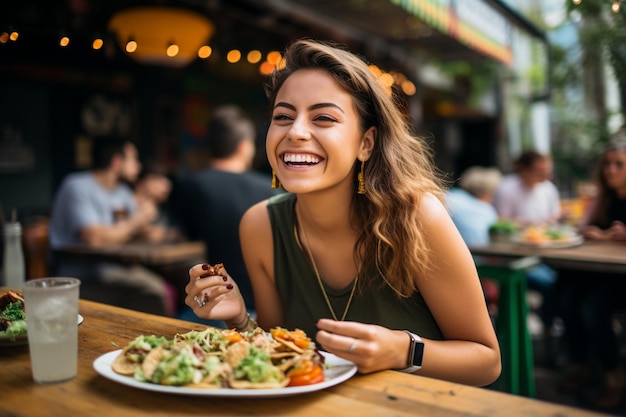 Donna con un sorriso che assapora tacos e bevande sul patio di un ristorante