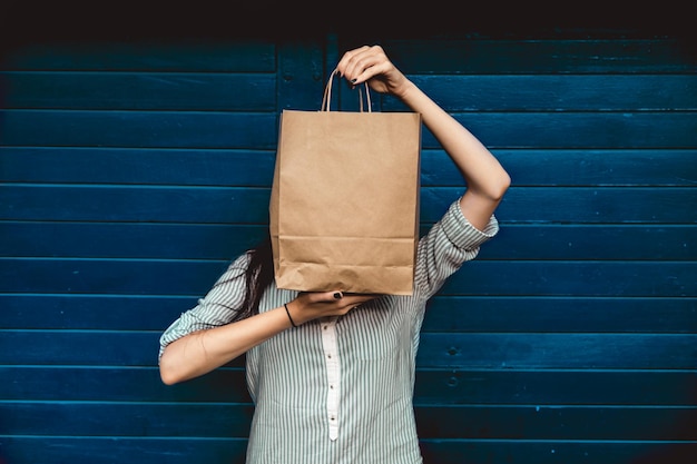 Donna con una borsa della spesa