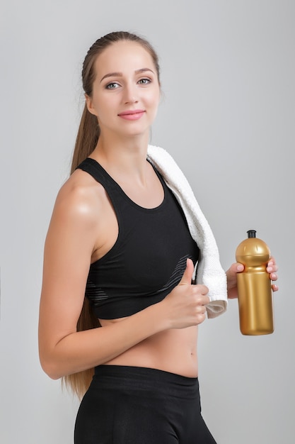 Donna con una bottiglia d'acqua