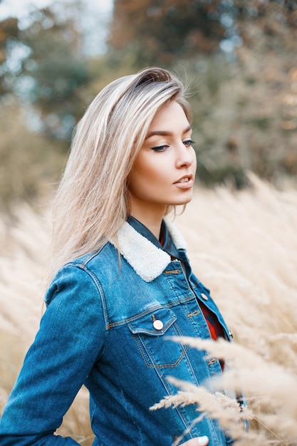 Donna con una giacca di jeans all'esterno