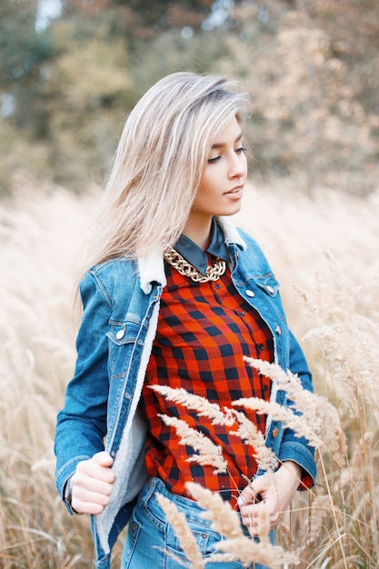 Donna con una giacca di jeans all'esterno