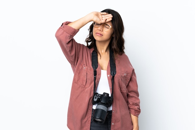 Donna con una macchina fotografica in studio