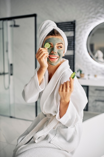 Donna con una maschera naturale sul viso